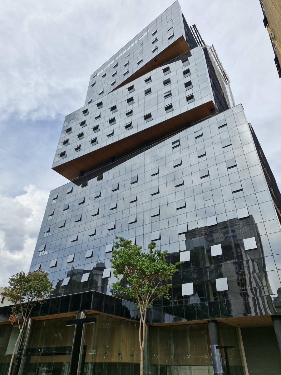 Edifício Byond na Savassi, Belo Horizonte, fachada em vidro laminado