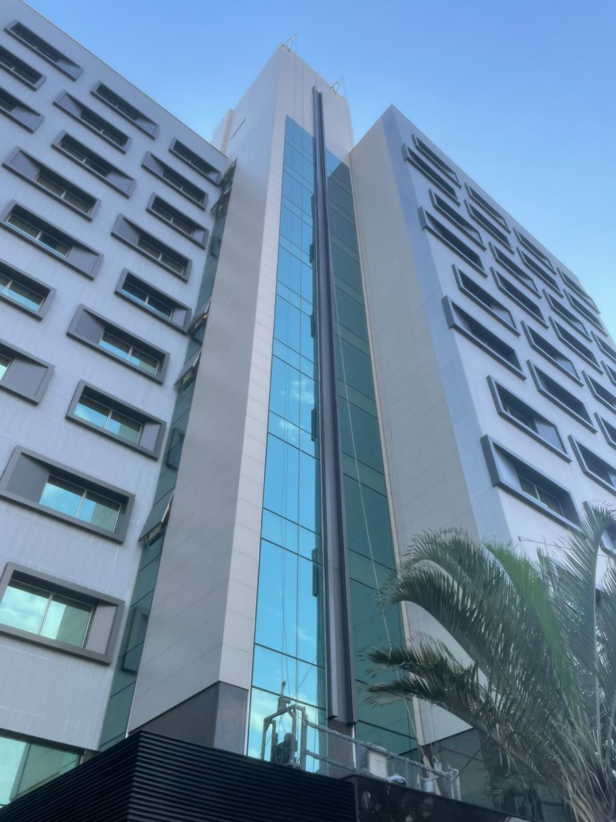 Quality Hotel Pampulha, fachada com vidro laminado refletivo verde